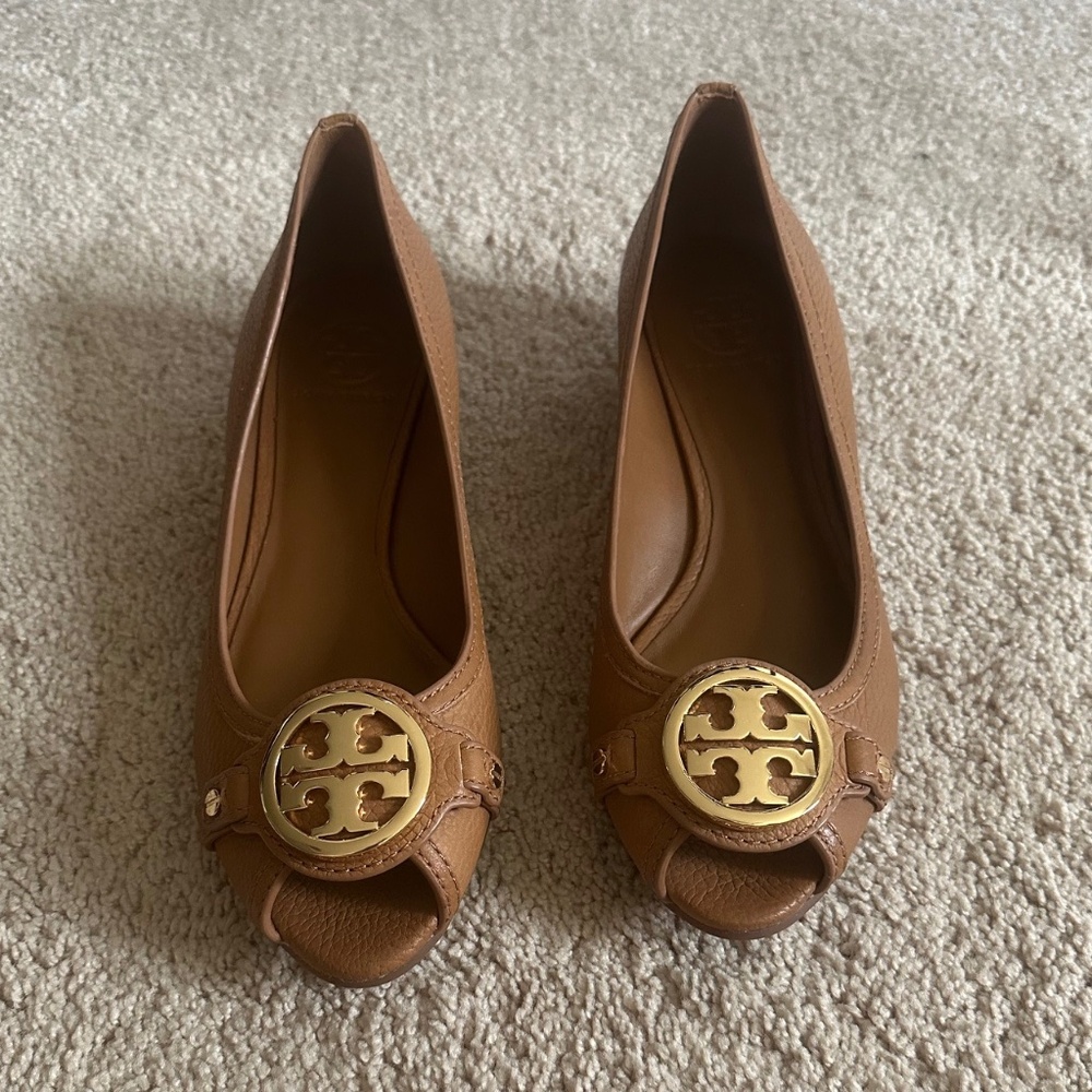 Tory Burch tan leather Amanda peep toe wedge pumps 9